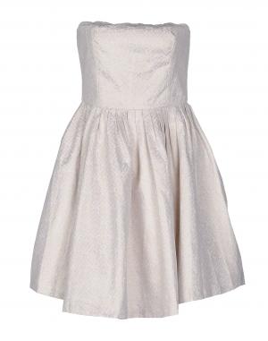 Короткое платье  - Белый цвет
