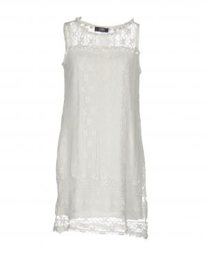 Короткое платье  - Белый цвет