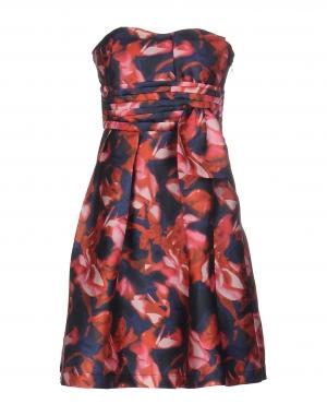 Короткое платье  - Красный цвет