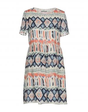 Короткое платье  - Белый цвет