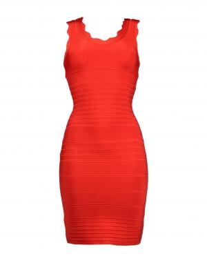 Короткое платье  - Красный цвет