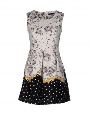 Короткое платье  - Белый цвет