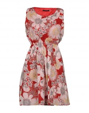 Короткое платье  - Красный цвет