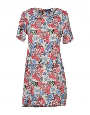 Короткое платье  - Белый цвет