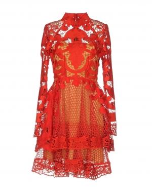 Короткое платье  - Красный цвет