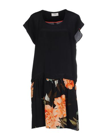 короткое платье  - Черный цвет