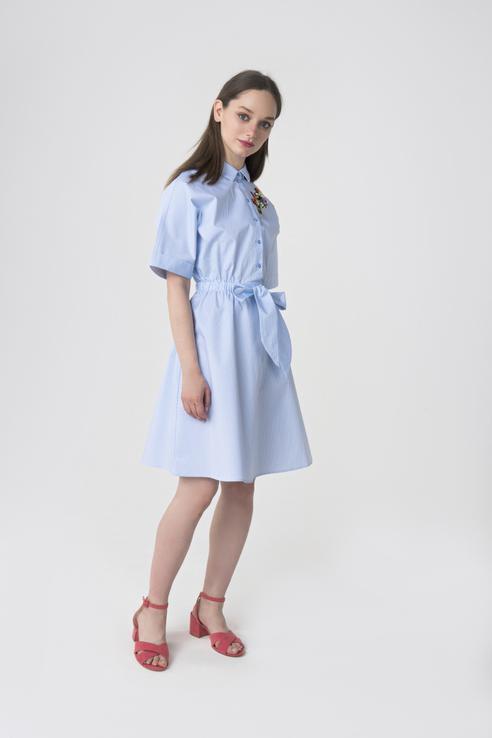 ZARINA Платье миди на пуговицах с акцентом на талии и вышивкой Платье ZARINA