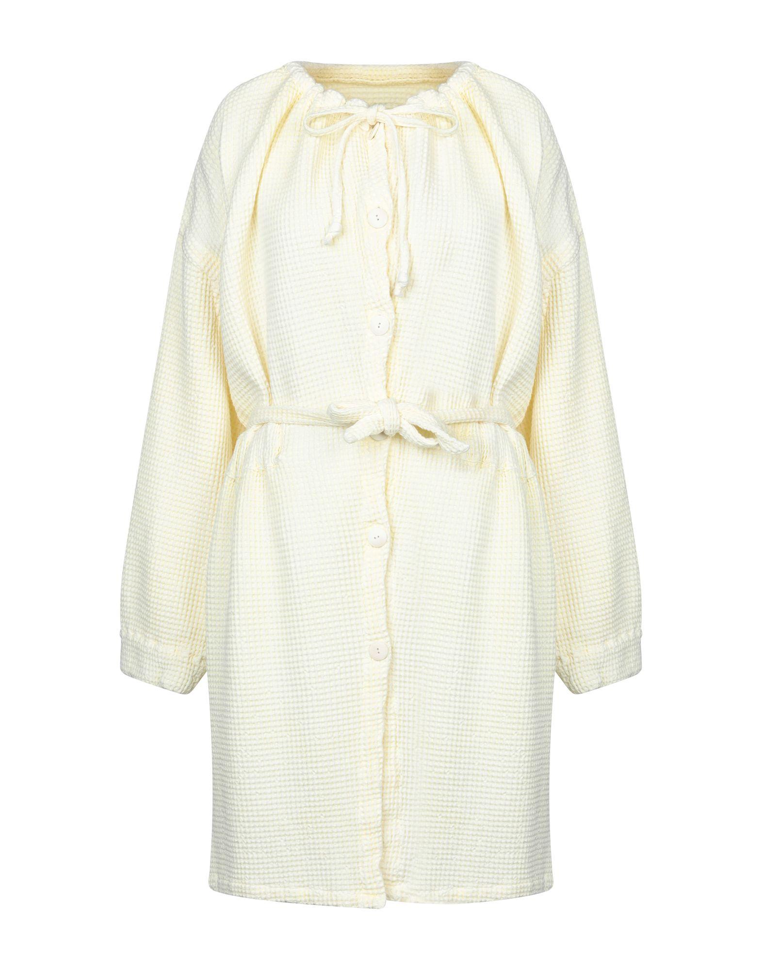 Пальто  - Светло-желтый цвет