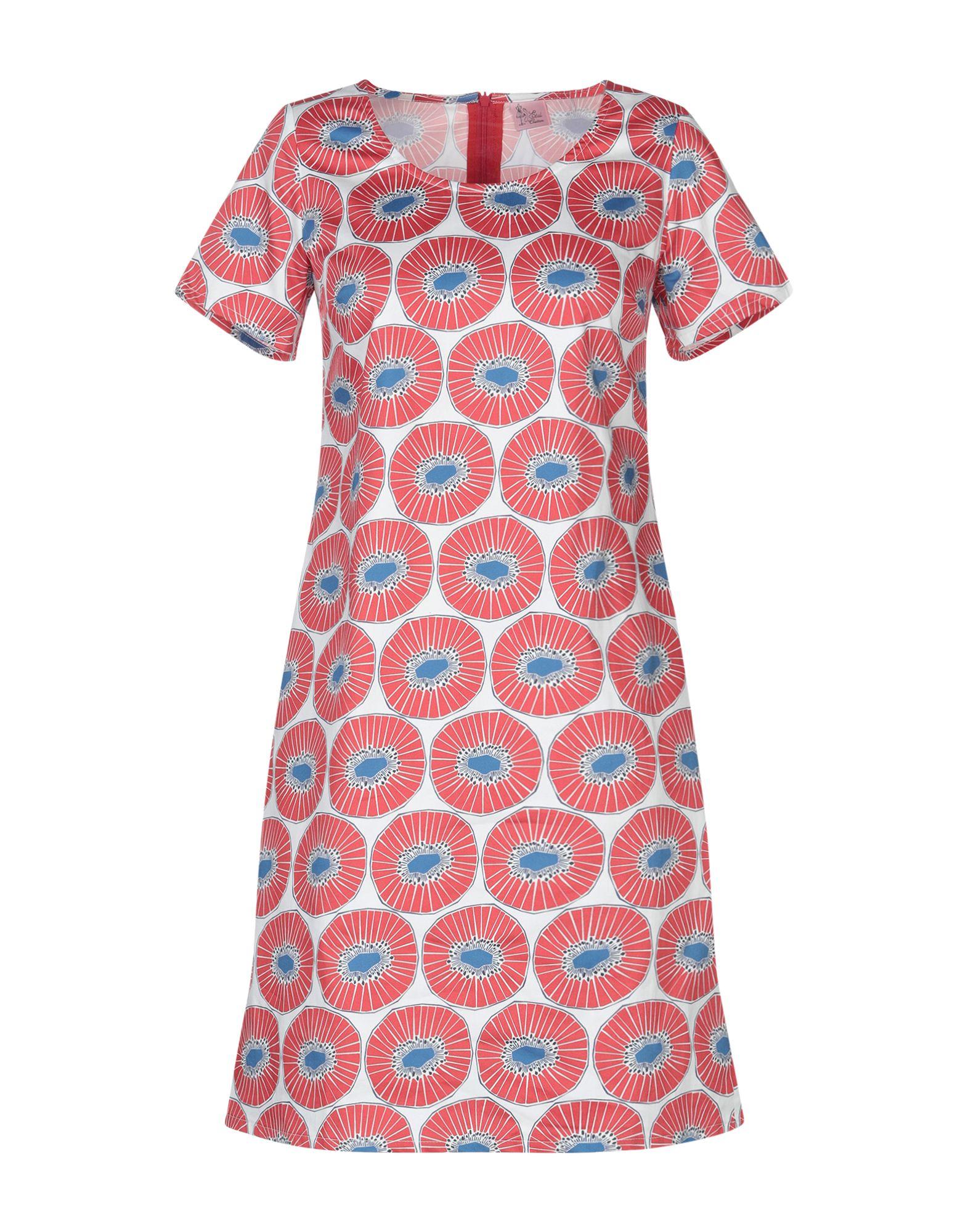 Короткое платье  - Красный цвет