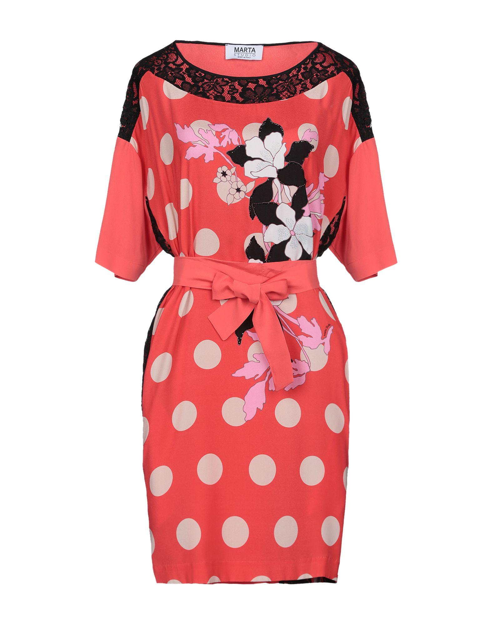 Короткое платье  - Красный цвет