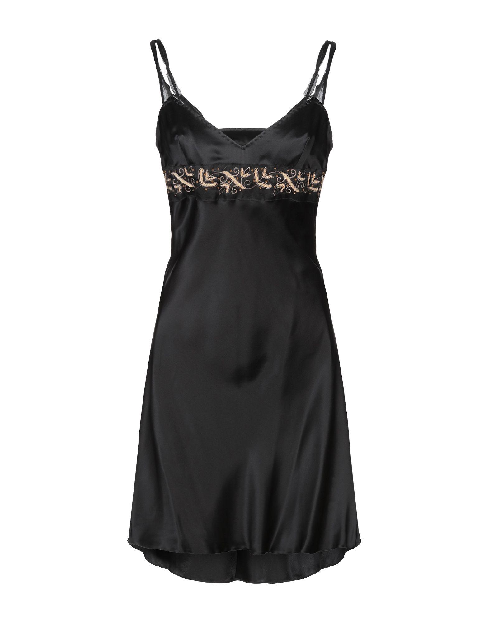 Короткое платье  - Черный цвет